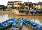 IMG 0834  Fiskerbåde på Hoi An floden med gaden Bach Dang på den anden side - Hoi An